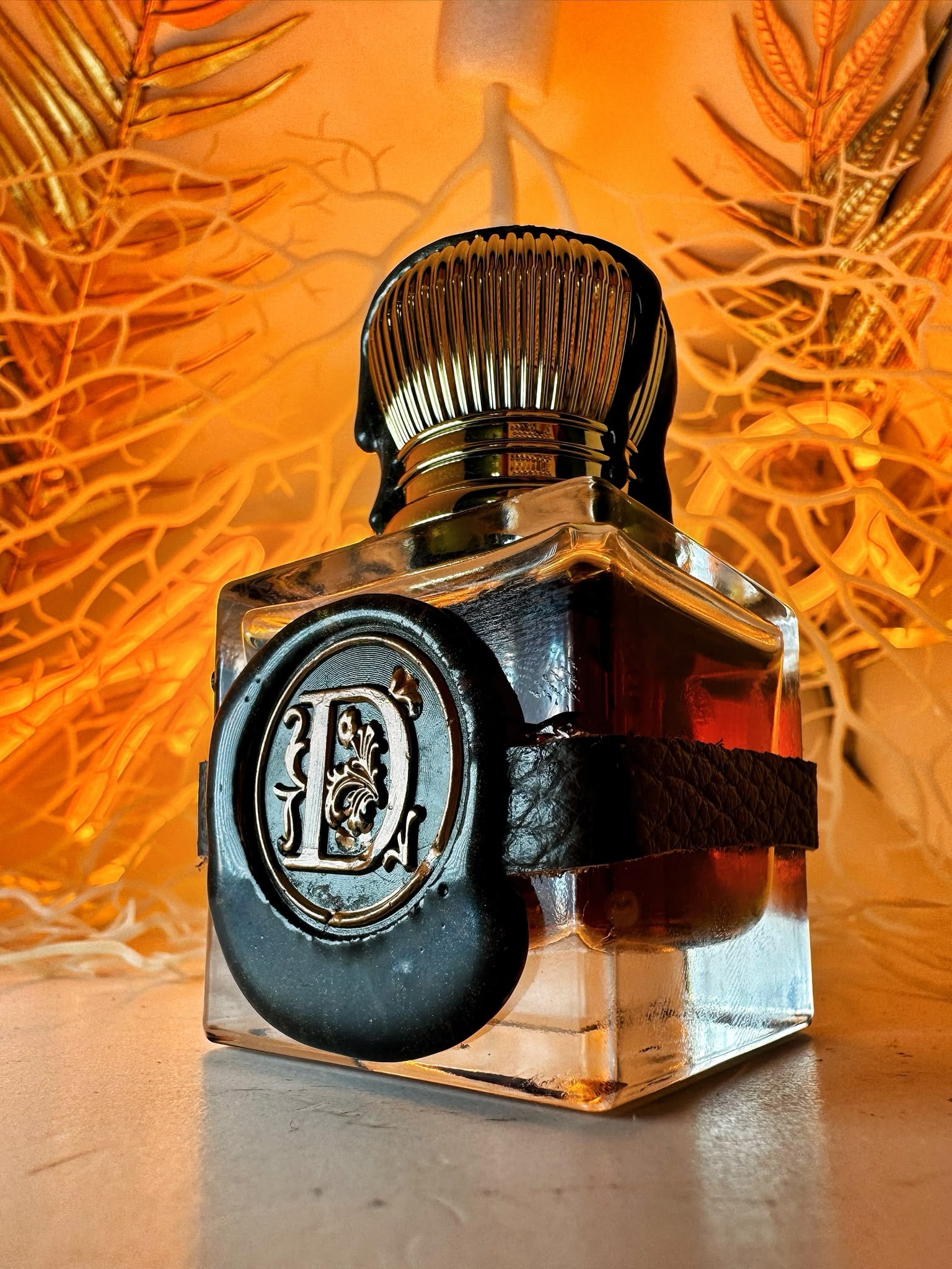 Siam Aquilaria Imperiale Extrait de Parfum - Flakon mit D-Siegel und Lederband in goldenem Licht